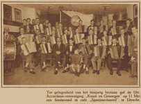 872547 Groepsportret van de leden van accordeonvereniging Kunst en Genoegen, bij de viering van het 10-jarig bestaan ...